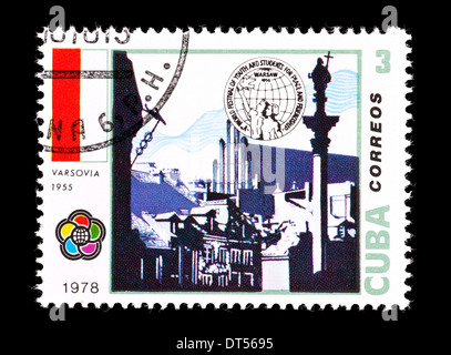Briefmarke aus Kuba, die Darstellung einer Szenenverlaufs aus Warschau im Jahre 1955 Stockfoto