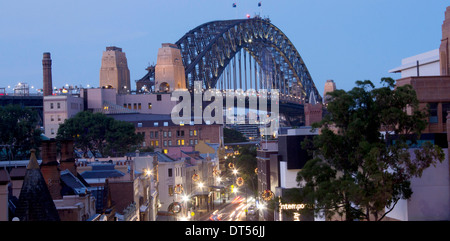 Blick entlang der George Street im historischen Viertel The Rocks, Sydney Harbour Bridge bei Nacht Sydney New South Wales NSW Australia Stockfoto