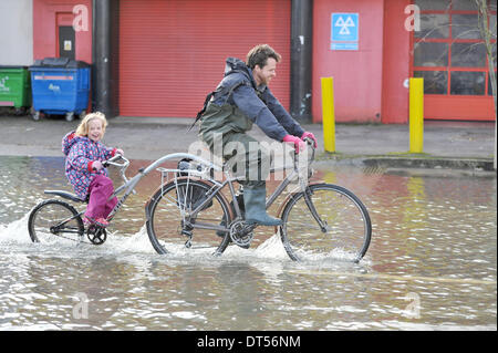 Oxford, UK. 9. Februar 2014. Glücklich Radfahrer auf der überfluteten Abingdon Road in Oxford. Die stürmischen Winterwetter hat verursacht großflächigen Überschwemmungen über den Süden und westlich von England. Bildnachweis: Denis Kennedy/Alamy Live-Nachrichten Stockfoto