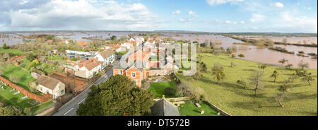 East Lyng, Somerset, UK. 9. Februar 2014. Schwere Überschwemmungen im Dorf von East Lyng auf der Somerset Ebene 9. Februar 2014 aufgenommen. Dieses Panorama vom St.-Bartholomäus Kirche zeigt das Dorf fast von Wasser umgeben. Die A361 bleibt geschlossen in Richtung Burrowbridge und eine schwere Wasseralarm bleibt in der Gegend wo gibt es eine Gefahr für das Leben. Wasser steigt rasant im Osten des Dorfes und hat damit begonnen, einige Häuser überflutet. Einige Anwohner wurden gebeten, zu evakuieren, sondern haben beschlossen, zu bleiben. Dies ist die schlimmste Flut auf der Somerset Levels in lebendige Geschichte. Stockfoto