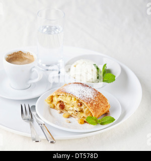 Apfelstrudel mit Vanilleeis und Kaffee Stockfoto