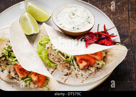 Tortillas gefüllt mit Huhn und frischem Gemüse-Nahaufnahme Stockfoto