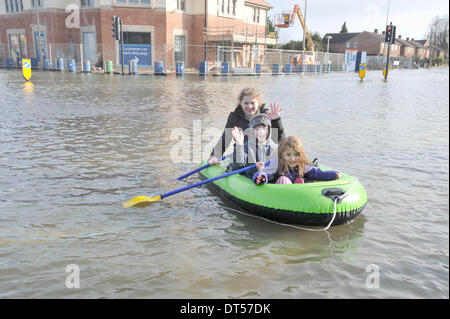 Oxford, UK. 9. Februar 2014. Bootfahren auf der überfluteten Abingdon Road in Oxford heute hinten nach vorne: Isabella Bowley 12, Max Bridson-Jones 8, Lucia Bowley 6, in einem Schlauchboot. Die stürmischen Winterwetter hat verursacht großflächigen Überschwemmungen über den Süden und westlich von England. Bildnachweis: Denis Kennedy/Alamy Live-Nachrichten Stockfoto