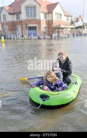 Oxford, UK. 9. Februar 2014. Bootfahren auf der überfluteten Abingdon Road in Oxford heute hinten nach vorne: Isabella Bowley 12, Max Bridson-Jones 8, Lucia Bowley 6, in einem Schlauchboot. Die stürmischen Winterwetter hat verursacht großflächigen Überschwemmungen über den Süden und westlich von England. Bildnachweis: Denis Kennedy/Alamy Live-Nachrichten Stockfoto