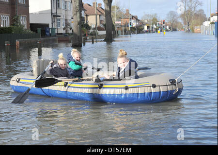 Oxford, UK. 9. Februar 2014. Bootfahren auf der Abingdon-Road.Oxford. L, r: Maye Ramsey 3, Aaliyah Boone 4, Kayley Simmons 8, in einem Schlauchboot. Die stürmischen Winterwetter hat verursacht großflächigen Überschwemmungen über den Süden und westlich von England. Bildnachweis: Denis Kennedy/Alamy Live-Nachrichten Stockfoto