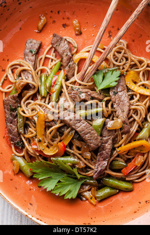 Gebratene Nudeln mit Rindfleisch auf rotem Teller Yakisoba Stockfoto