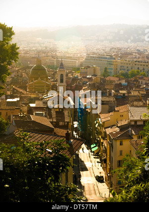 Blick auf die Altstadt von Nizza, Alpes-Maritimes, Frankreich mit der Kathedrale Sainte-Réparate im Hintergrund Stockfoto