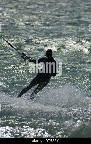 Ein Kitesurfer, genießen Sie die Wellen und frischen Wind in Tarifa, Spanien Stockfoto