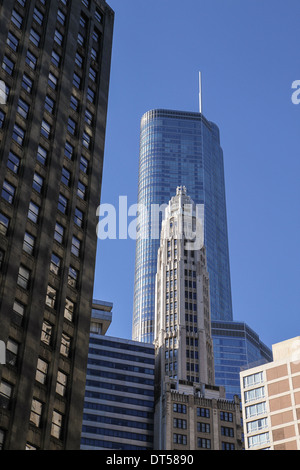 Ein elegante Alter Turm kontrastiert mit der zeitgenössischen Architektur des Trump International Hotel and Tower (Fertigstellung 2009) Stockfoto