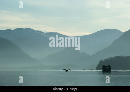 Einer der Passagiere starten am Derwent Water, Keswick, Lake District mit Borrowdale als Hintergrund Stockfoto