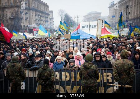Kiew, Ukraine. 9. Februar 2014. Demonstranten nehmen Teil in eine Großkundgebung auf dem Unabhängigkeitsplatz in Kiew am 9. Februar 2014. Eine geschätzte 70.000 pro-westlichen Ukrainer drängten die Herzen von Kiew schwört, nie aufgeben ihres Antriebs, Präsident Viktor Yanukovych für seine Allianz mit Altmeister Russland zu verdrängen. Tragen blaue und gelbe Bänder – die Farben der Ukraine und der Europäischen Union--erhielt das Publikum einen religiösen Segen bevor Oppositionsführer auf ein Podest auf dem Unabhängigkeitsplatz in einem Versuch, Druck auf Janukowitsch Ratsche nahm eine neue pro-westliche Regierung zu ernennen. Foto von Eme Stockfoto