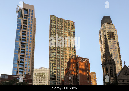 Wolkenkratzer, die entlang der Magnificent Mile auf North Michigan Avenue, Chicago, Illinois aus gesehen Stockfoto