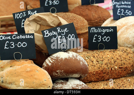 Bauernbrot für den Verkauf auf einem Bauern-Marktstand. Stockfoto