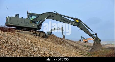 Chesil Beach Portland Dorset, UK. 9. Februar 2014. Die Armee begann als hohe Wellen die Küste Teig weiterhin arbeiten neben Umweltagentur Bagger am Chesil Beach Portland Dorset. Arbeiten am Hang im Landesinneren der Bagger hat zu arbeiten, verschieben einige der über 40.000 Tonnen aus Kieselsteinen, die um die letzten hohen Wellen entlang der Küste von Dorset verschoben wurde Stockfoto