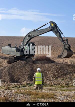 Chesil Beach Portland Dorset, UK. 9. Februar 2014. Die Armee begann als hohe Wellen die Küste Teig weiterhin arbeiten neben Umweltagentur Bagger am Chesil Beach Portland Dorset. Arbeiten am Hang im Landesinneren der Bagger hat zu arbeiten, verschieben einige der über 40.000 Tonnen aus Kieselsteinen, die um die letzten hohen Wellen entlang der Küste von Dorset verschoben wurde. Stockfoto