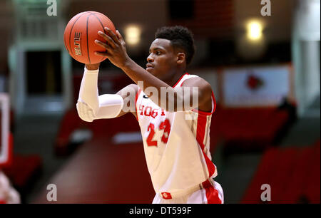 Houston, Texas, USA. 9. Februar 2014. 9. Februar 2014: University of Houston nach vorne schaut, Danuel Haus #23 um pass zu einem Mitspieler während der NCAA Basketball-Spiel zwischen Houston und Tempel aus Hofheinz Pavilion in Houston, TX. Bildnachweis: Csm/Alamy Live-Nachrichten Stockfoto