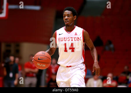 Houston, Texas, USA. 9. Februar 2014. 9. Februar 2014: University of Houston Wache Tione Womack #14 bringt die Kugel vorne während der NCAA Basketball-Spiel zwischen Houston und Tempel aus Hofheinz Pavilion in Houston, TX. Bildnachweis: Csm/Alamy Live-Nachrichten Stockfoto