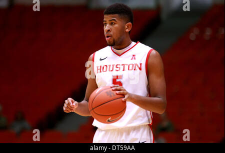 Houston, Texas, USA. 9. Februar 2014. 9. Februar 2014: University of Houston bewachen l.j. Rose #5 bringt die Kugel vorne während der NCAA Basketball-Spiel zwischen Houston und Tempel aus Hofheinz Pavilion in Houston, TX. Bildnachweis: Csm/Alamy Live-Nachrichten Stockfoto