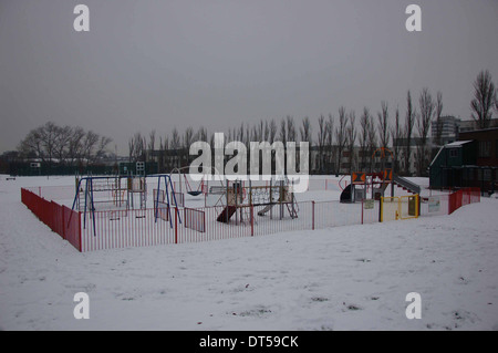 Schnee in Grove Park im Winter bei Colindale, London, England, Uk Stockfoto