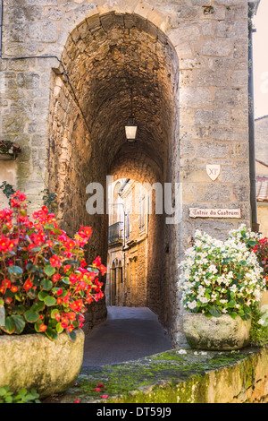 Belves, Dordogne, Frankreich, Europa. Alten überdachte Gasse. Stockfoto