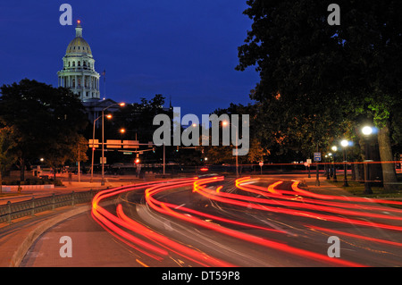 Colorado State Capitol Building in Downtown Denver nachts mit roten Auto Rücklicht Streifen. Stockfoto