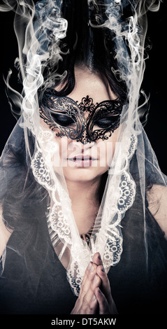 Fantasy.Veiled Jungfrau, Spiritualität-Konzept. Frau mit Maske posiert im Studio. Stockfoto