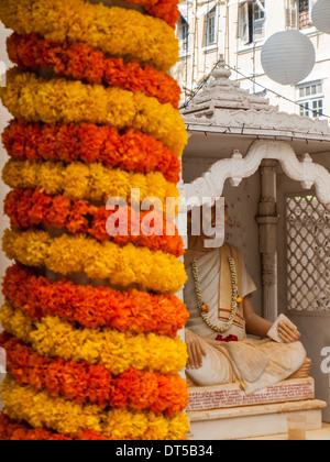 Gesteck mit Statue im Hintergrund im Babu Amichand Panalal Adishwarji Jain-Tempel Stockfoto