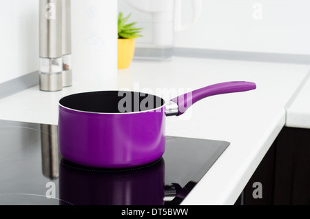 Pfanne in eine moderne Küche mit Induktionsherd Stockfoto