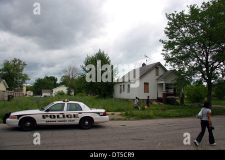 Ein Grosse Pointe Park Polizei-Abteilung Auto vor einem bestiegen, Haus in einer Straße von Detroit, Michigan, USA. Stockfoto