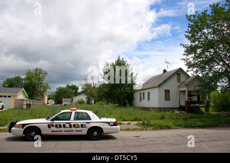 Ein Grosse Pointe Park Polizei-Abteilung Auto vor einem bestiegen, Haus in einer Straße von Detroit, Michigan, USA. Stockfoto