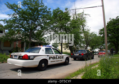 Eine Grosse Pointe Park-Abteilung Polizeiautos außerhalb einer verschalten sich Häuser in einer Straße von Detroit, Michigan, USA. Stockfoto