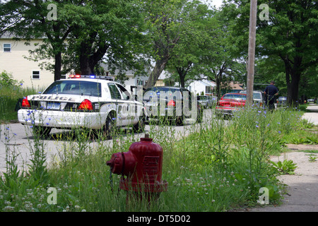 Eine Grosse Pointe Park-Abteilung Polizeiautos in einer verwilderten Straße in Detroit, Michigan, USA. Stockfoto