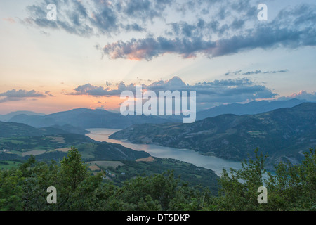 Lac de Serre Ponçon bei Sonnenuntergang, Saint-Vincent-Les-Forts entnommen Stockfoto