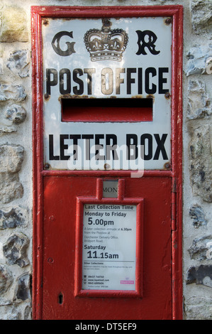 Royal Mail. Ludlow Wallbox. Eine traditionelle britische Wand roten Briefkasten aus der Regierungszeit von George V. In Charminster Dorf, Dorset, England. Stockfoto