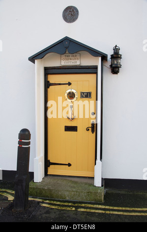 Südküste. Hochglanzpoliert und makellos gelb vor die Haustür der der alte Steuermann Cottage am Kai des Weymouth Hafens in Dorset. England. Stockfoto