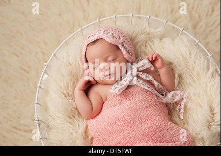 Schlafendes Babymädchen trägt eine Rosa Mütze. Stockfoto