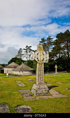 Clonmacnoise Monastic aus historischer Stätte hohes Keltenkreuz auf einem Friedhof im County Offaly, Irland, Europa Stockfoto