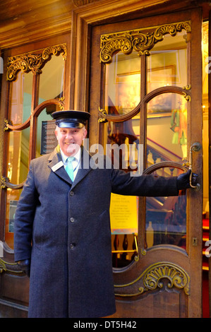 Glücklich lächelnden Türsteher im Luxus-Kaufhaus Fortnum & Mason, London Stockfoto