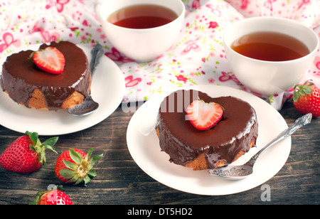 Kuchen mit Schokolade und Erdbeere in Herzform Stockfoto