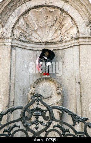 Die ikonische Statue Manneken Pis in Brüssel gekleidet im Kostüm des Armbrustschützen von Notre-Dame-Au-Sablon. Stockfoto