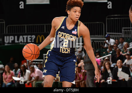 Coral Gables, FL, USA. 9. Februar 2014. Aaliyah Whiteside #2 der Georgia Tech in Aktion während der NCAA Basketball-Spiel zwischen den Miami Hurricanes und die Georgia Tech Yellow Jackets im Bank United Center in Coral Gables, FL. Die Yellow Jackets besiegte die Hurricanes 89-87. © Csm/Alamy Live-Nachrichten Stockfoto