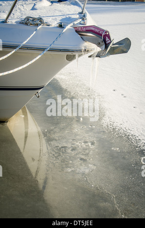Eiszapfen hängen von einem Anker auf einem Boot im Hafen von Annapolis Stockfoto