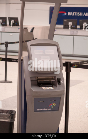 Selbst dienen Fahrkartenautomat am Pearson International Airport dient Westjet, British Airways und Transaero Stockfoto