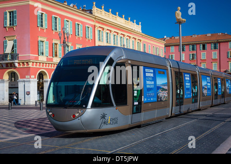 Die schöne Straßenbahn ist ein Straßenbahnsystem von 8,7 km Schiene in Nizza, Frankreich Stockfoto