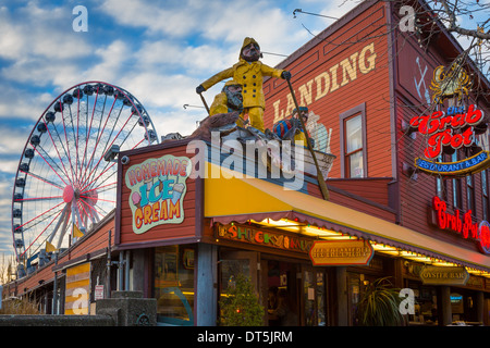 Bergmanns Landung und das große Rad an Seattle Waterfront in Richtung Elliott Bay Stockfoto