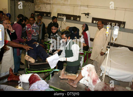 Karachi, Pakistan. 9. Februar 2014. Verletzte Menschen erhalten medizinische Behandlung in einem Krankenhaus im südlichen Hafenstadt pakistanischen Stadt Karachi, 9. Februar 2014. Mindestens acht Menschen, darunter ein Kind wurden getötet und 14 weitere verletzt am Sonntagabend, wenn einige unbekannten Tätern einen religiösen Ort in Karachi, lokale Medien und Beamten sagte angegriffen. Bildnachweis: Masroor/Xinhua/Alamy Live-Nachrichten Stockfoto