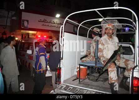 Karachi, Pakistan. 9. Februar 2014. Pakistanische Ranger patrouillieren außerhalb eines Krankenhauses nach bewaffneten im südlichen Hafenstadt pakistanischen Stadt Karachi, 9. Februar 2014 angreifen. Mindestens acht Menschen, darunter ein Kind wurden getötet und 14 weitere verletzt am Sonntagabend, wenn einige unbekannten Tätern einen religiösen Ort in Karachi, lokale Medien und Beamten sagte angegriffen. Bildnachweis: Masroor/Xinhua/Alamy Live-Nachrichten Stockfoto