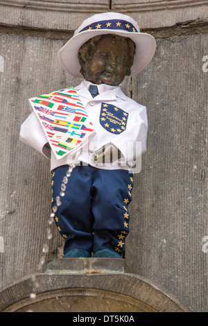 Das Manneken Pis Statue in Brüssel in einer Jacke feiert Tag der EU. Stockfoto