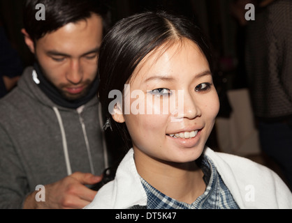 Hinter den Kulissen bereitet Modell Tia Cibani Präsentation auf Herbst/Winter 2014 Fashionweek im Prince George Ballroom in New York Stockfoto