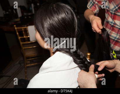 Hinter den Kulissen bereitet Modell Tia Cibani Präsentation auf Herbst/Winter 2014 Fashionweek im Prince George Ballroom in New York Stockfoto